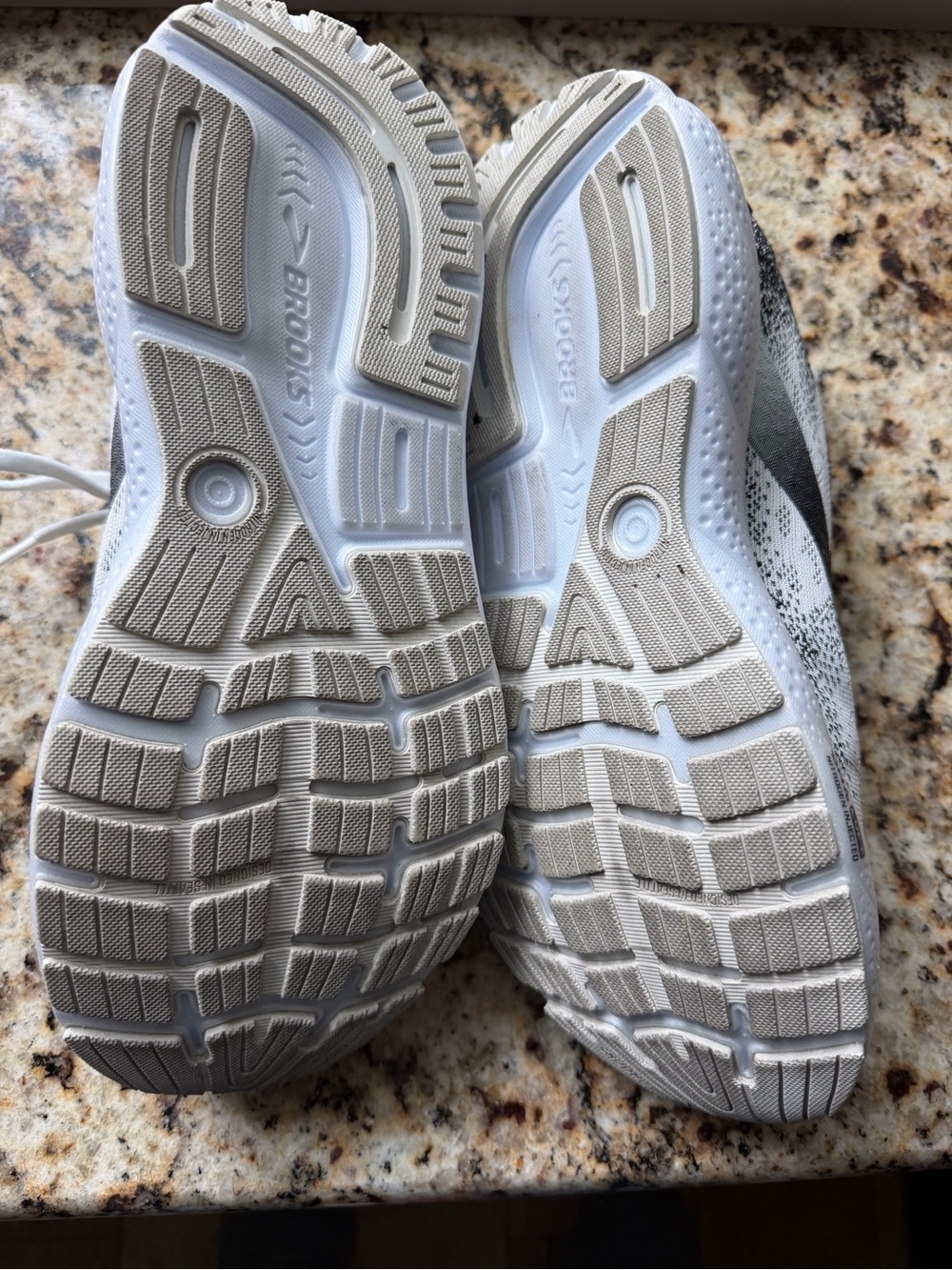 Brooks white and black breathable running shoes - Picture 3 of 5
